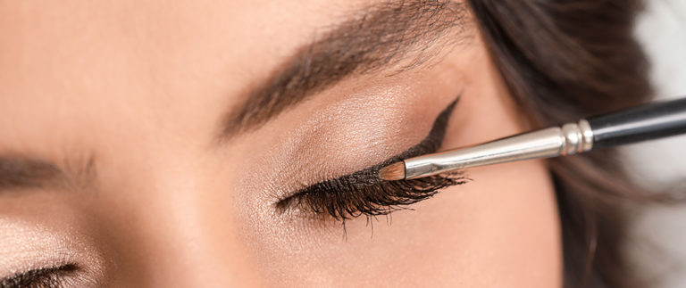 Creating a Fishtail Eyeliner Look