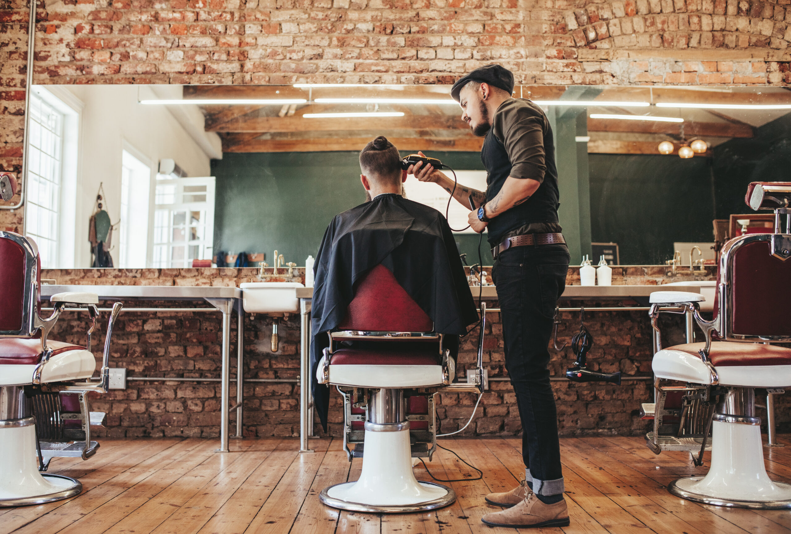barber giving a fade